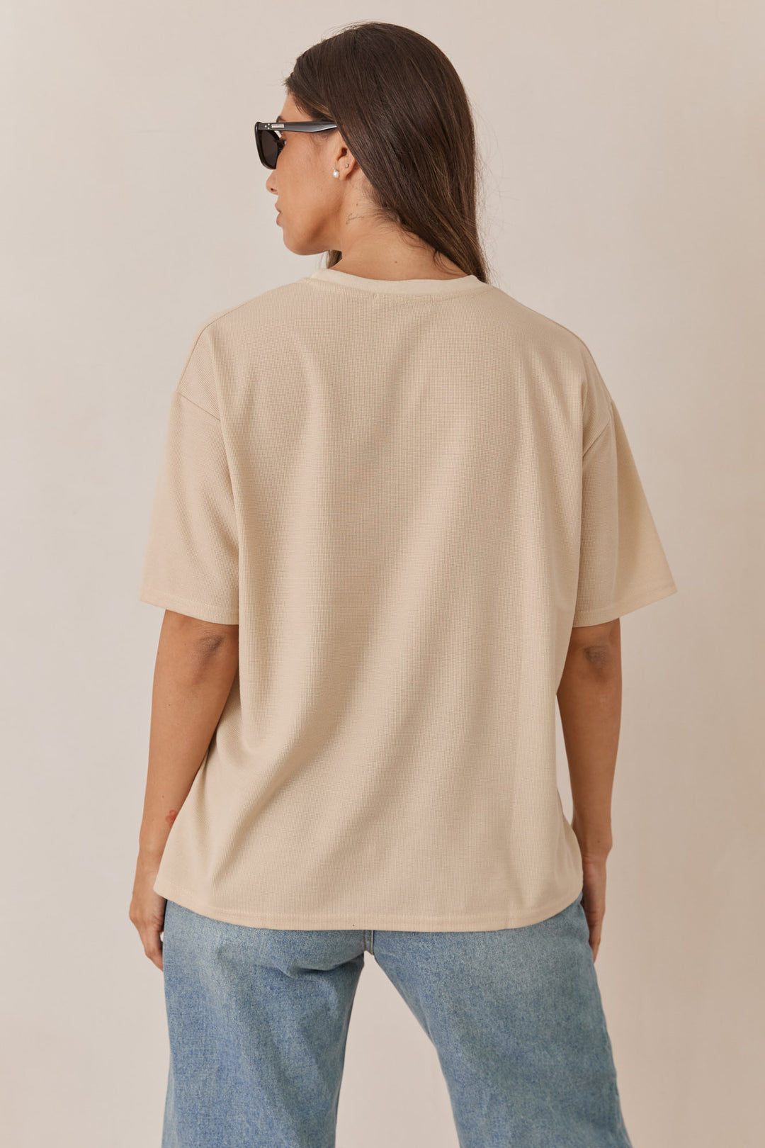 טי שירט יולי טקסטורת וופל בשילוב שסע  | בז'