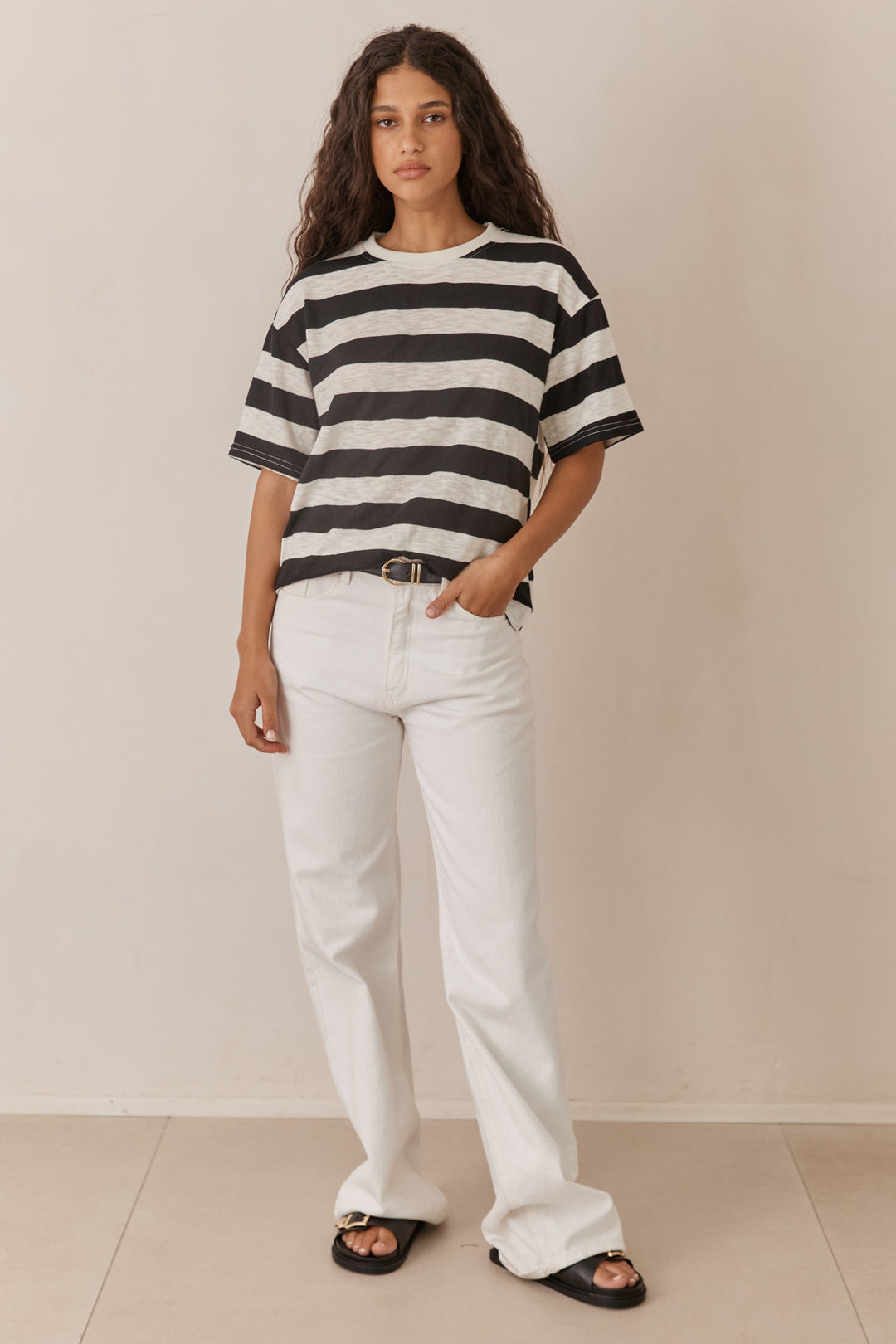 טי שירט קווין פסים רחבים | לבן/שחור