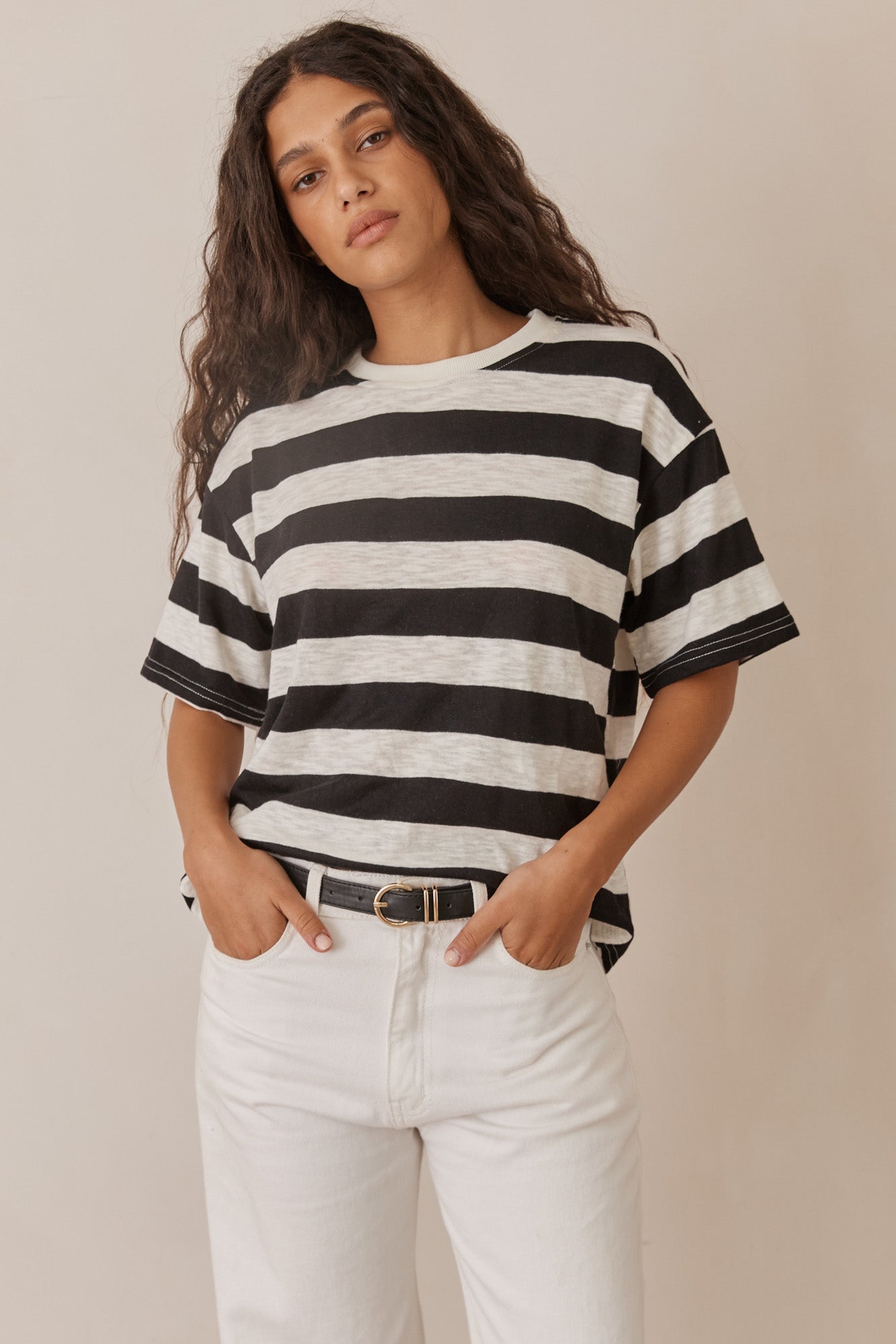 טי שירט קווין פסים רחבים | לבן/שחור