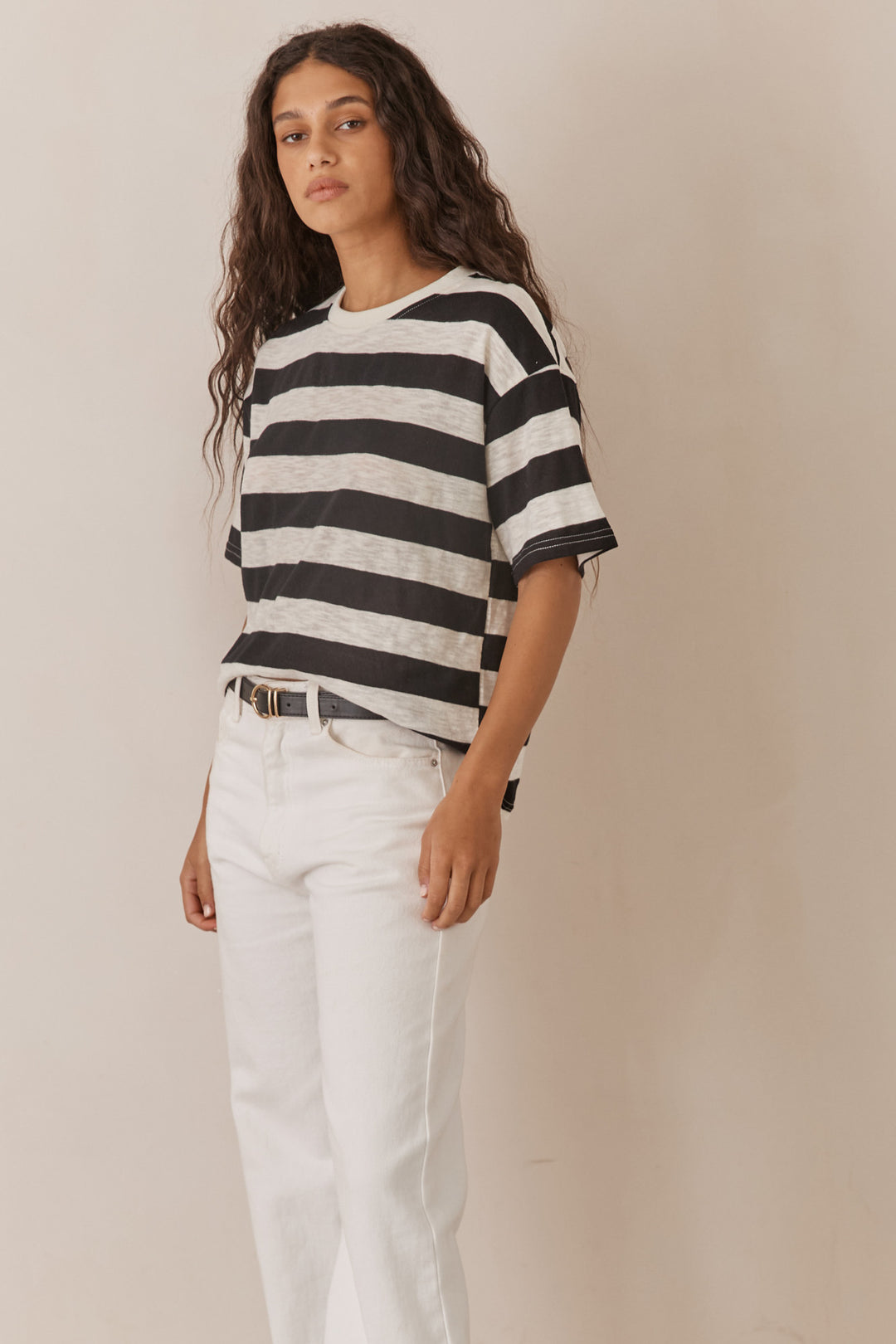 טי שירט קווין פסים רחבים | לבן/שחור