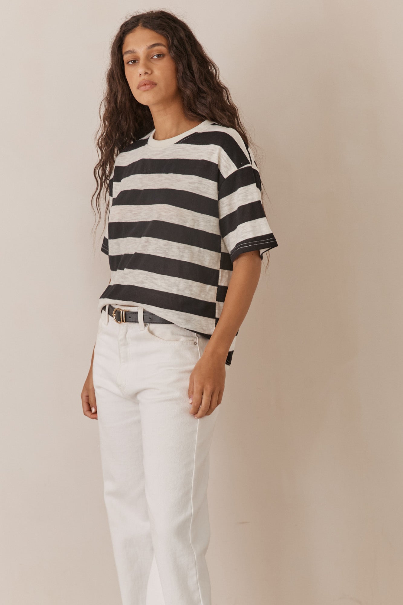 טי שירט קווין פסים רחבים | לבן/שחור