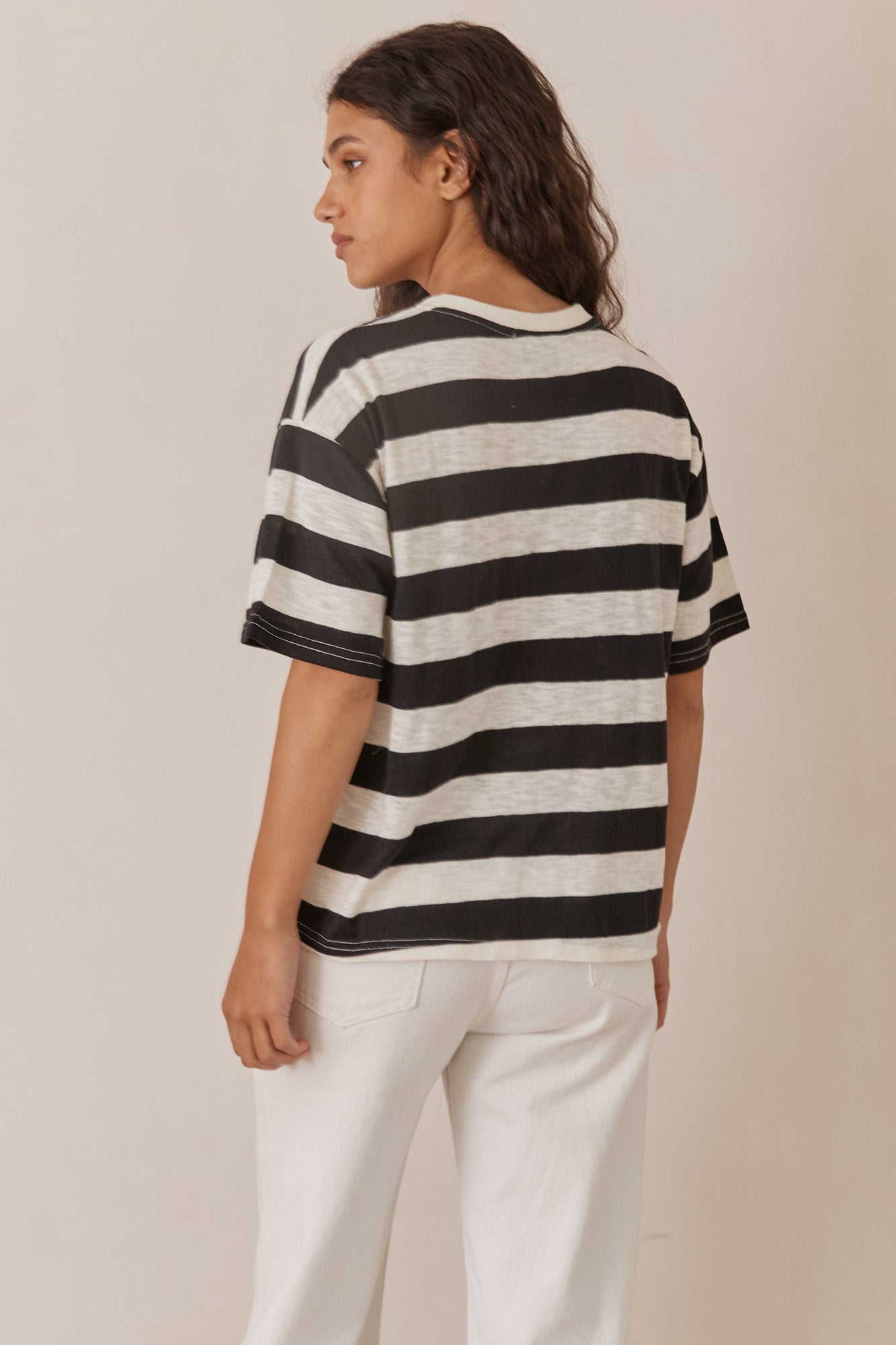 טי שירט קווין פסים רחבים | לבן/שחור