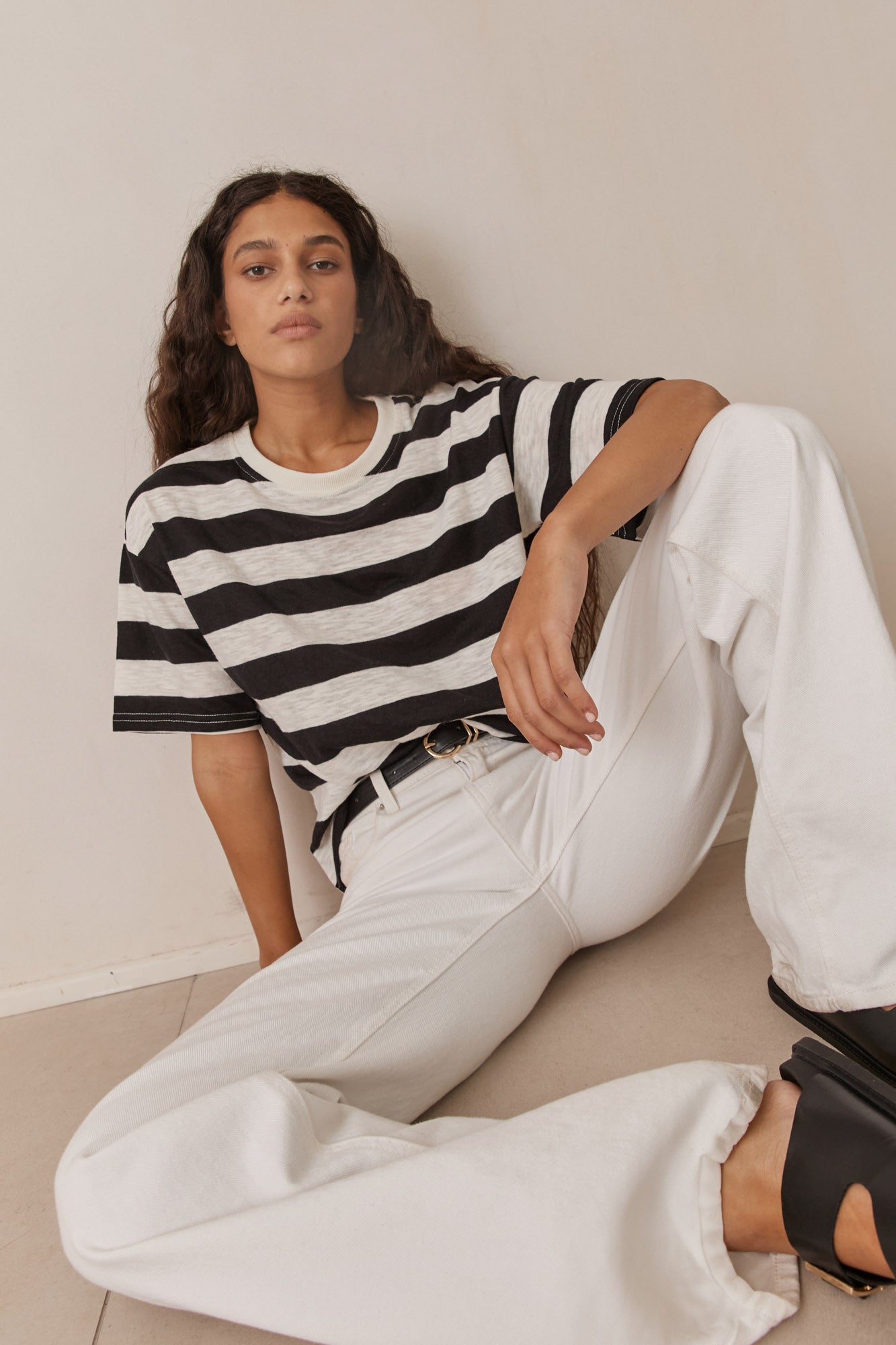 טי שירט קווין פסים רחבים | לבן/שחור