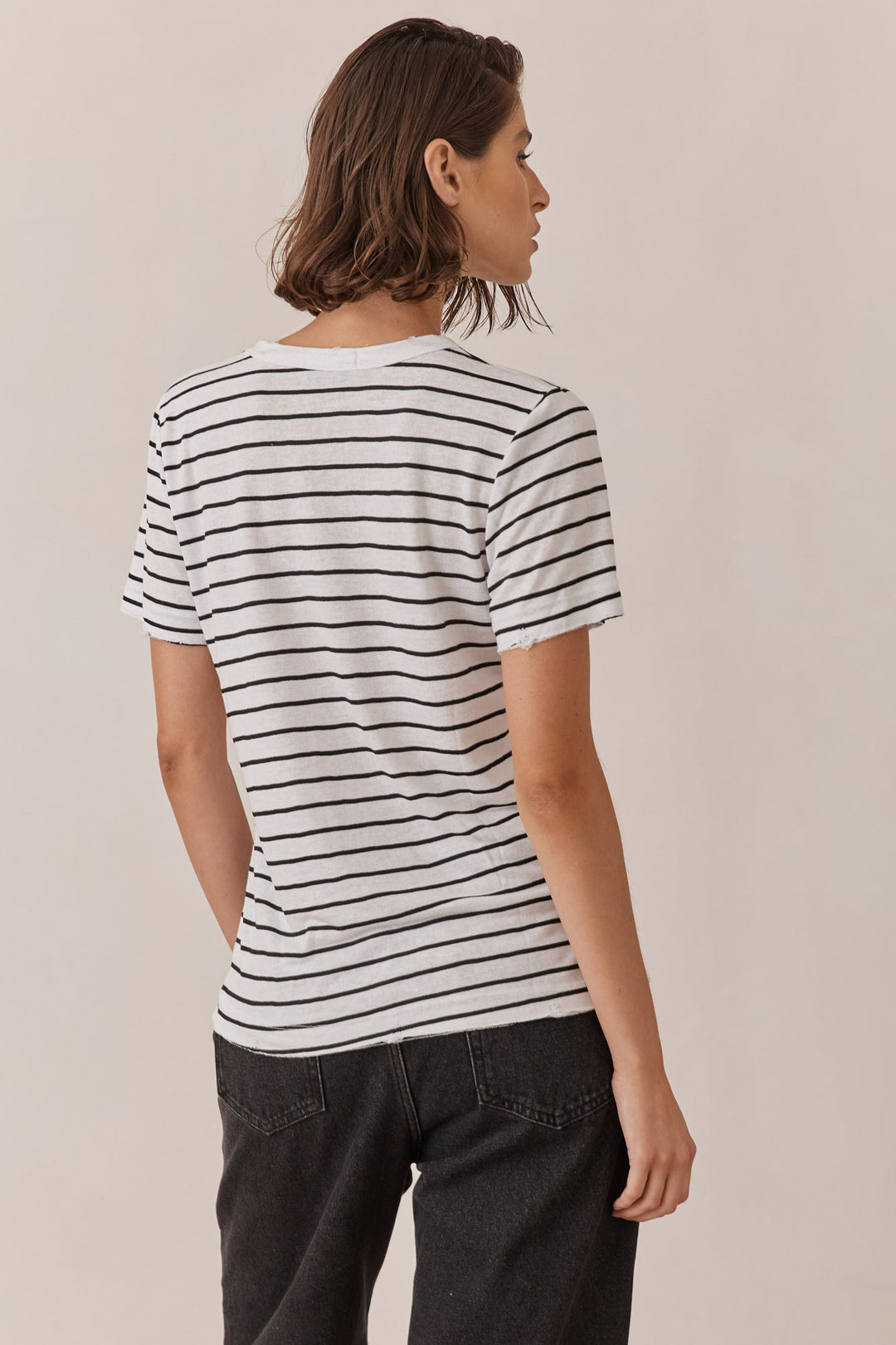 טי שירט סרינה סטרייפס צווארון ניקי | לבן/שחור
