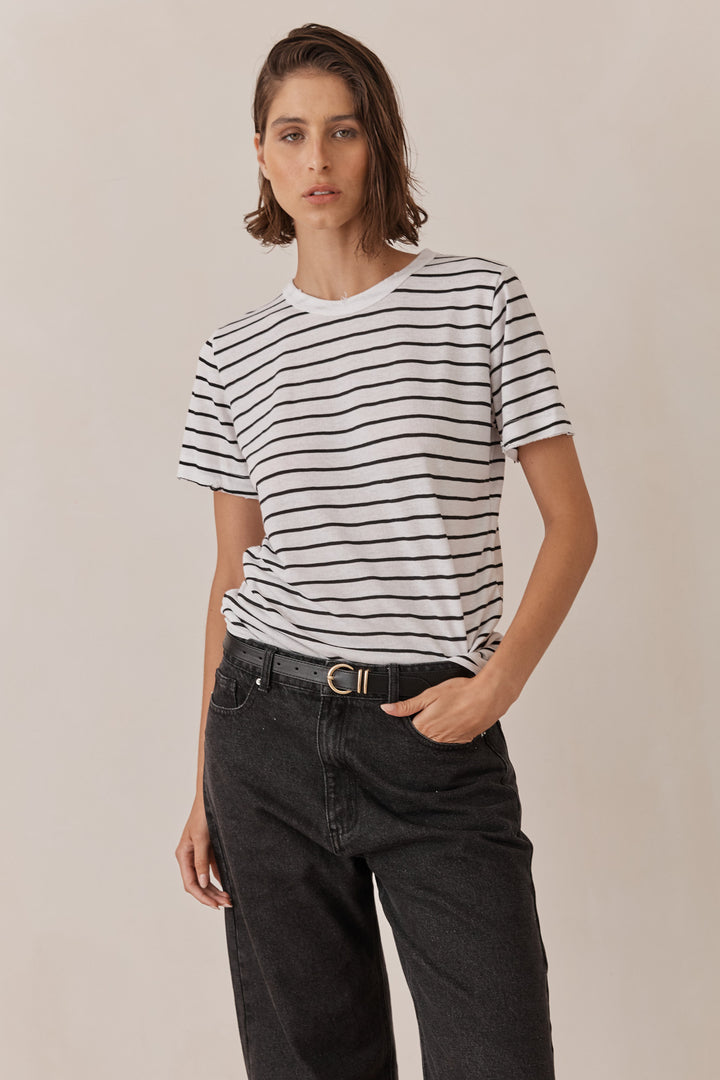 טי שירט סרינה סטרייפס צווארון ניקי | לבן/שחור