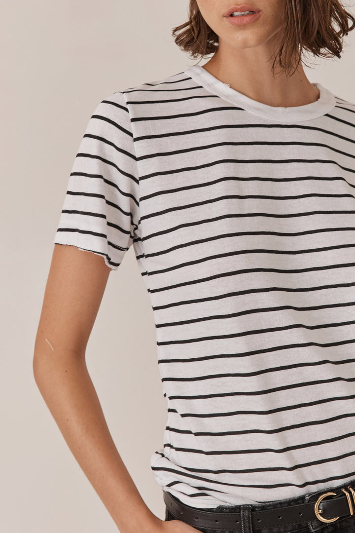 טי שירט סרינה סטרייפס צווארון ניקי | לבן/שחור