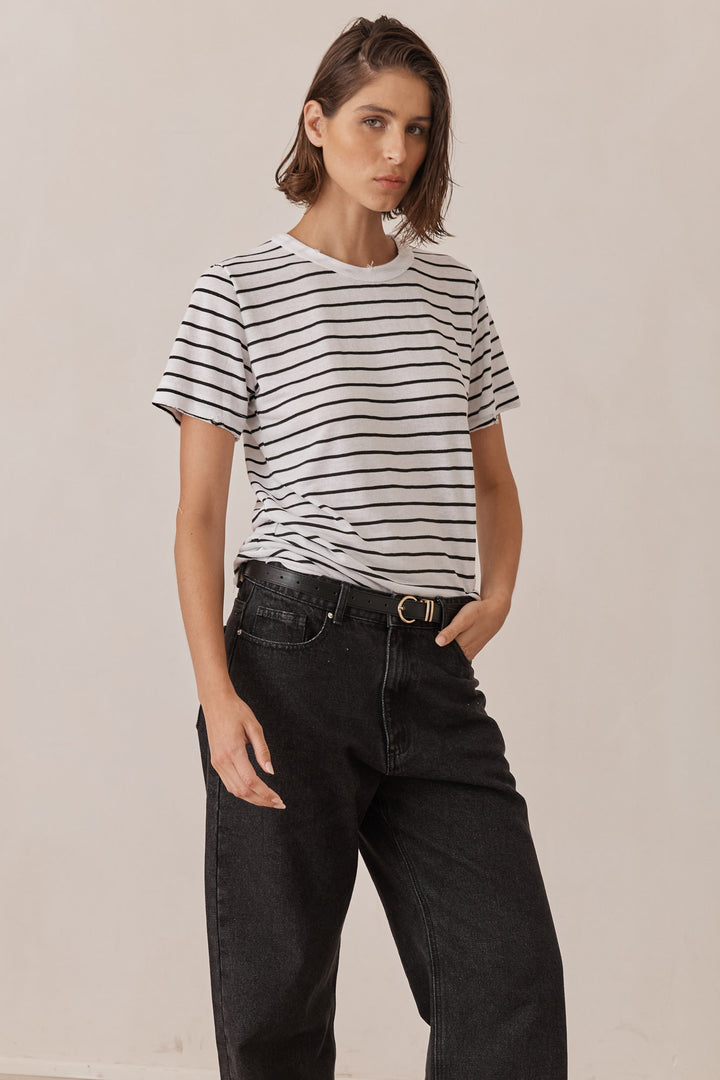 טי שירט סרינה סטרייפס צווארון ניקי | לבן/שחור