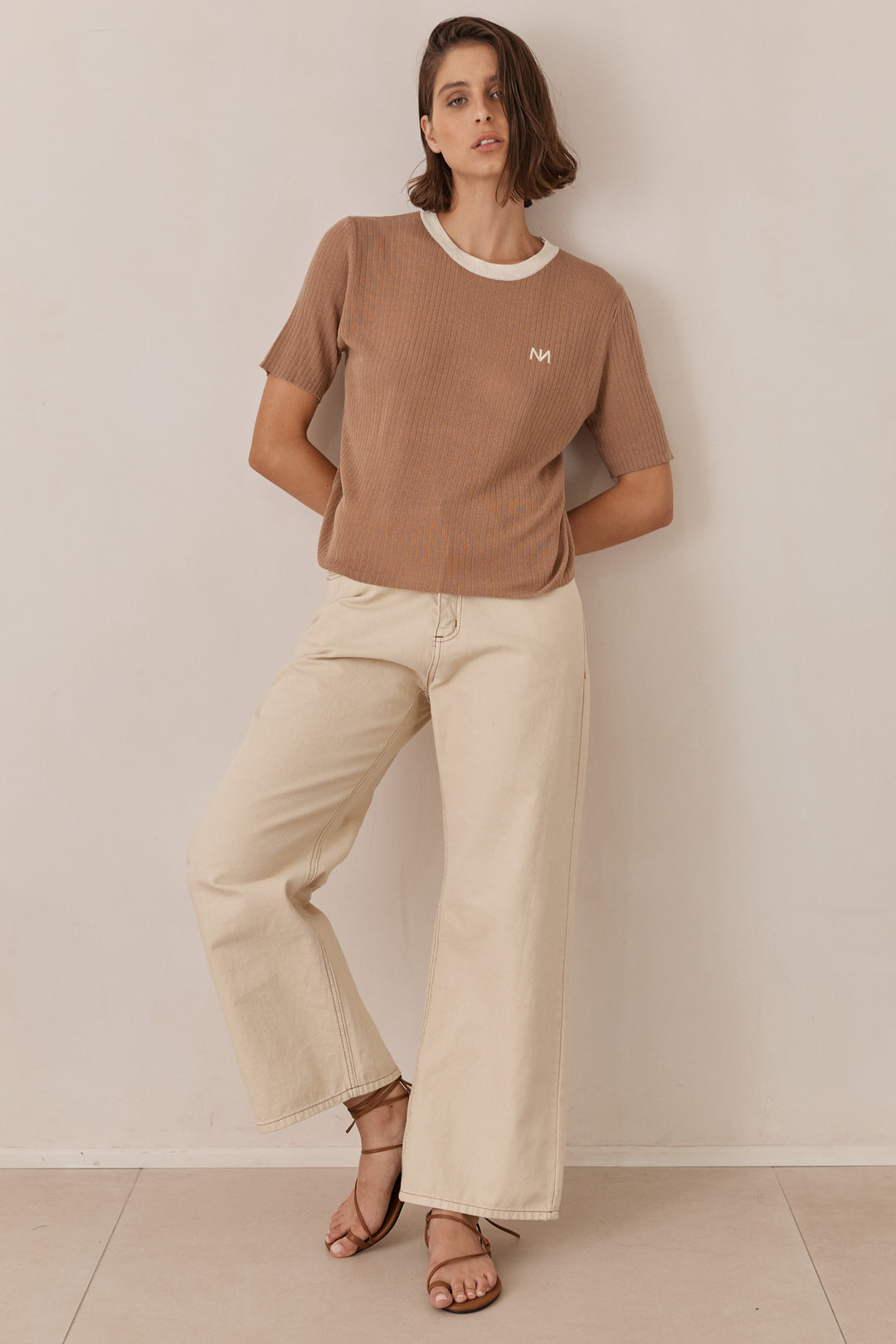 חולצת לוגו נורי בד סריג שקפקף | חום/בז'