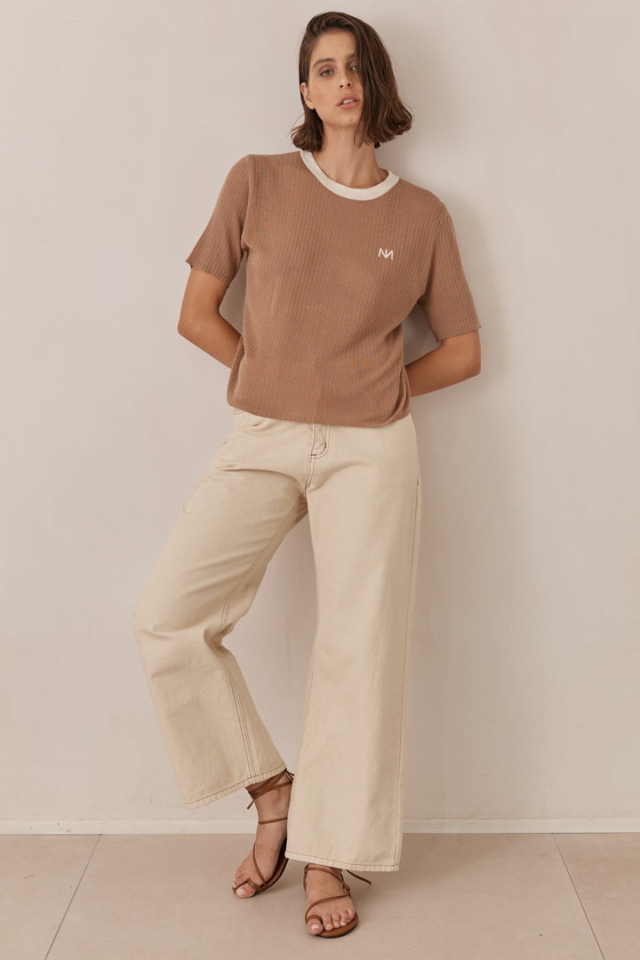 חולצת לוגו נורי בד סריג שקפקף | חום/בז'