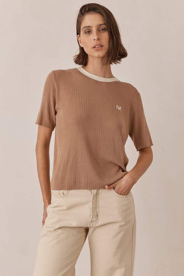 חולצת לוגו נורי בד סריג שקפקף | חום/בז'