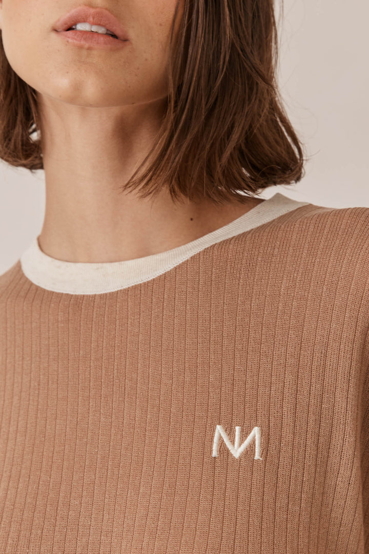 חולצת לוגו נורי בד סריג שקפקף | חום/בז'