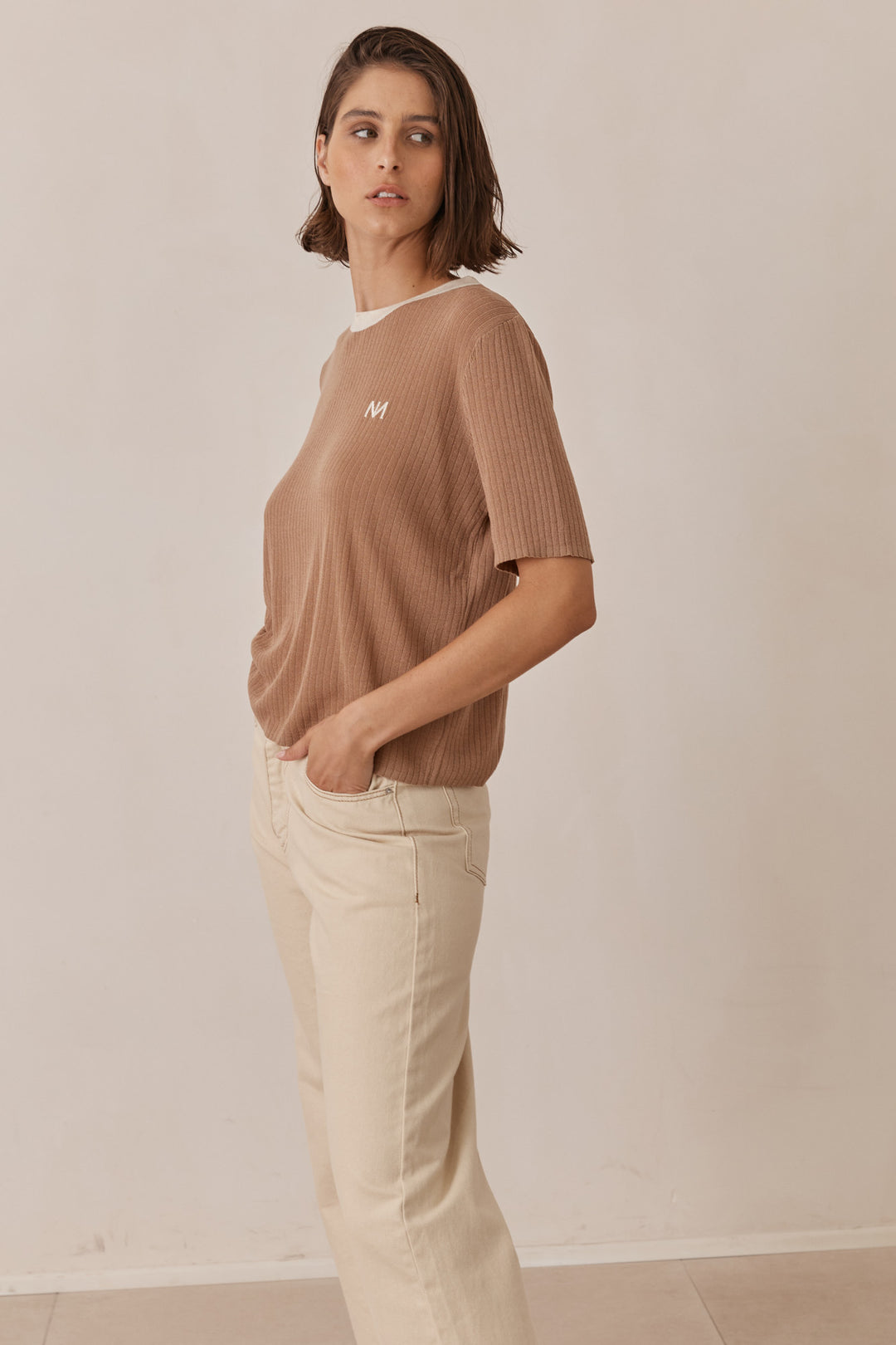 חולצת לוגו נורי בד סריג שקפקף | חום/בז'