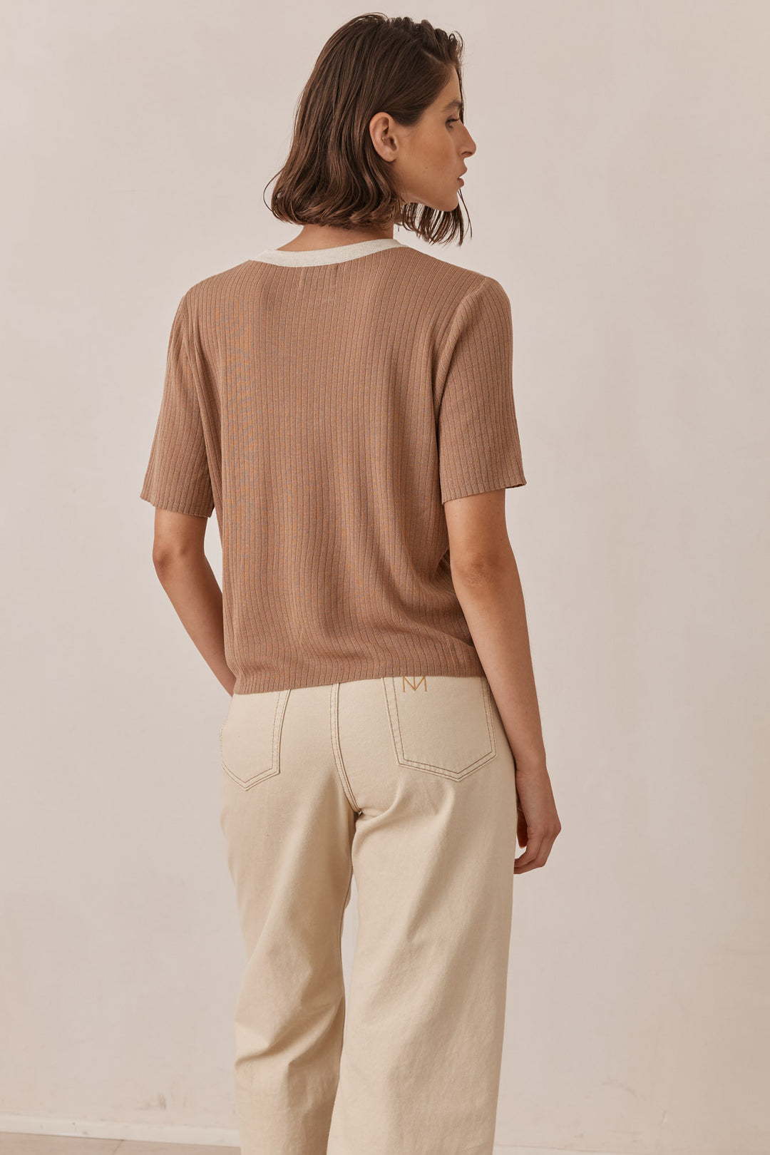 חולצת לוגו נורי בד סריג שקפקף | חום/בז'