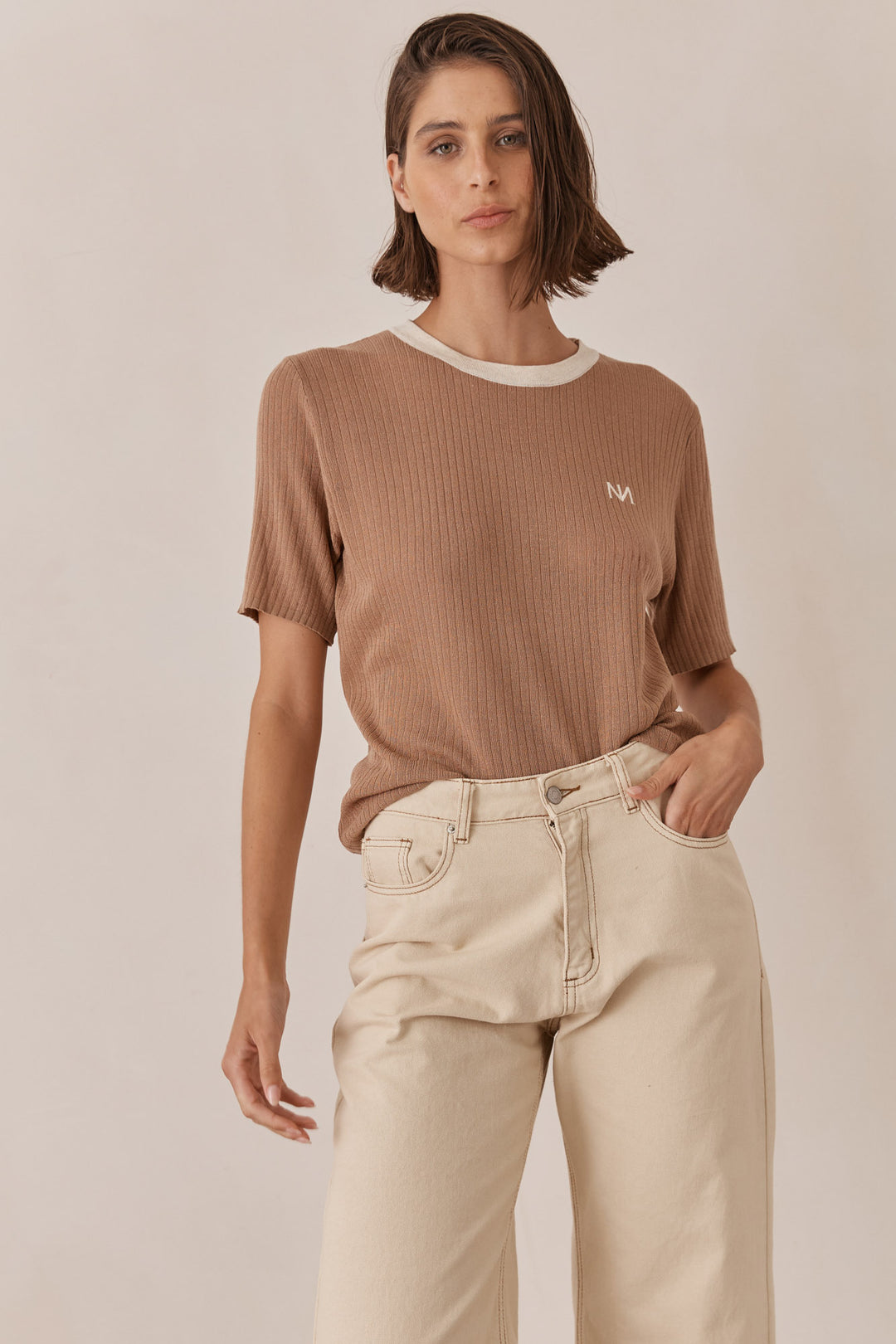 חולצת לוגו נורי בד סריג שקפקף | חום/בז'