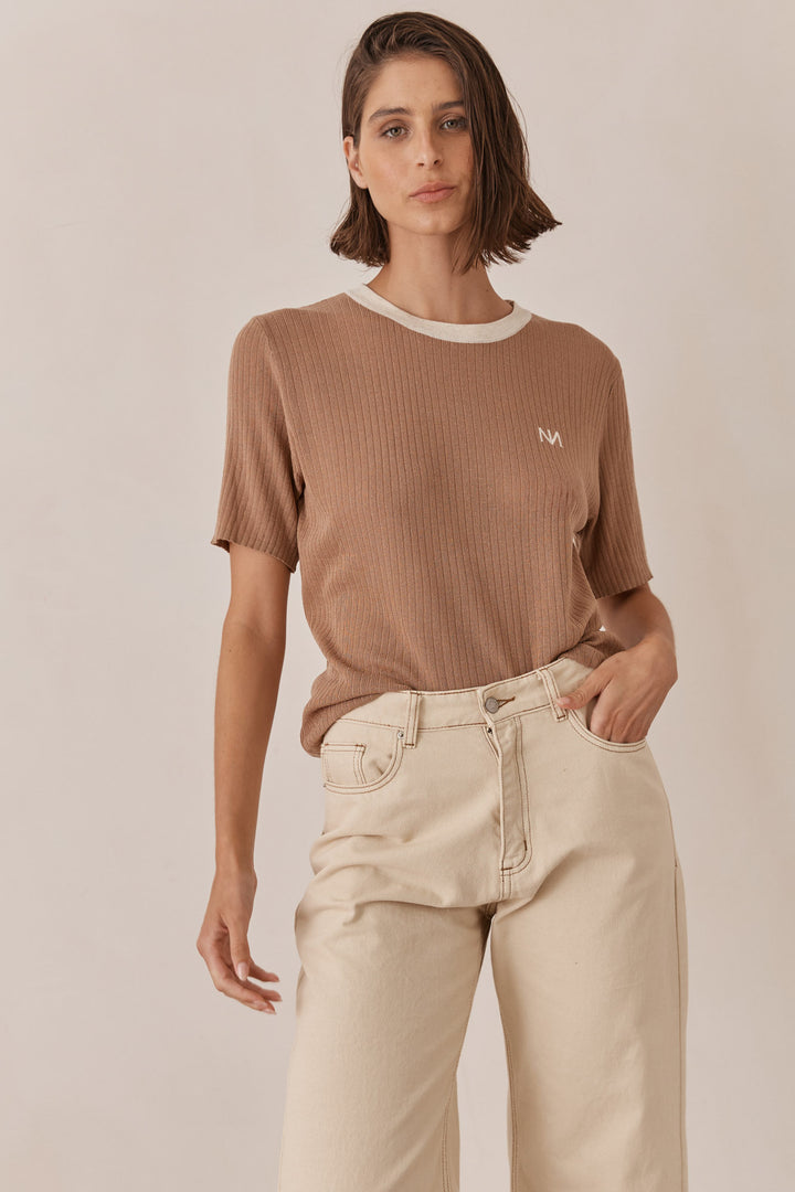 חולצת לוגו נורי בד סריג שקפקף | חום/בז'