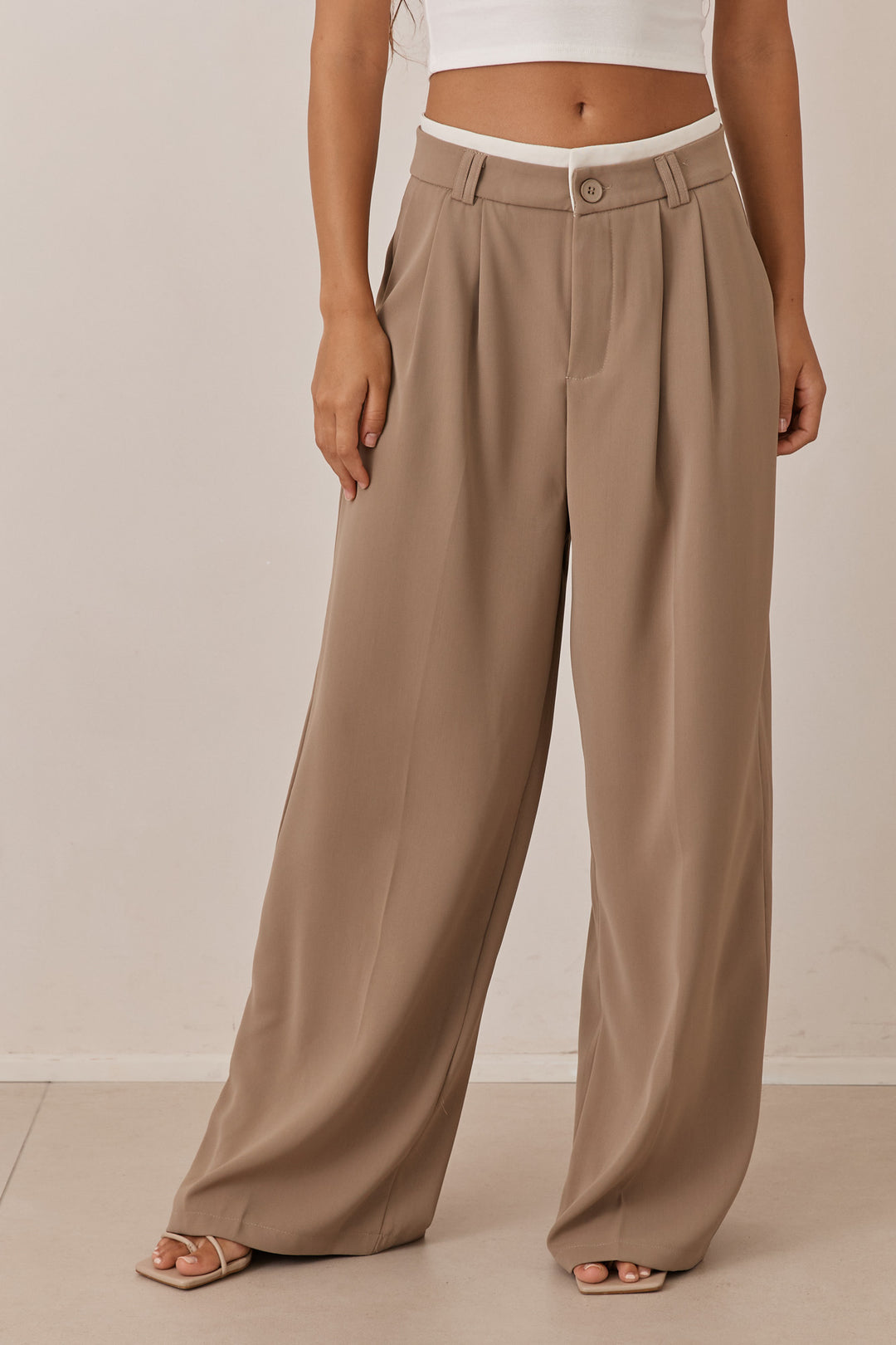 מכנסיים מחויטים אמסטרדם חגורה מובלטת | מוקה