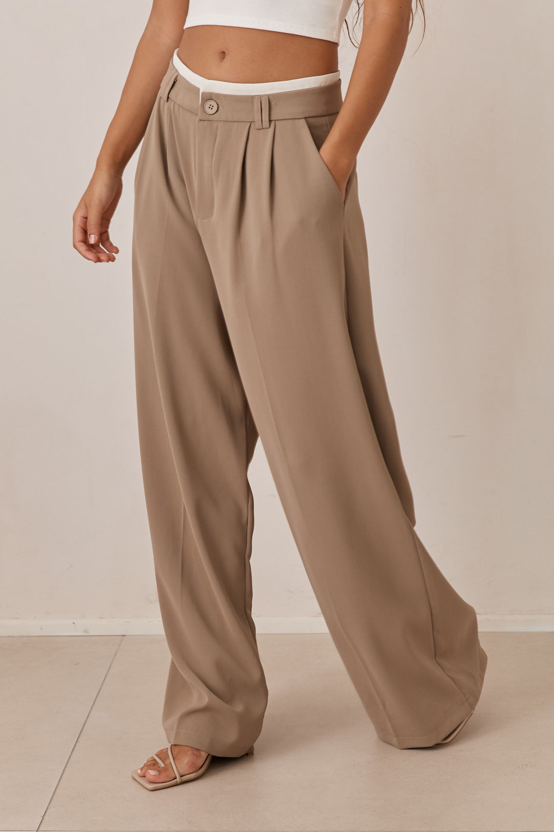 מכנסיים מחויטים אמסטרדם חגורה מובלטת | מוקה