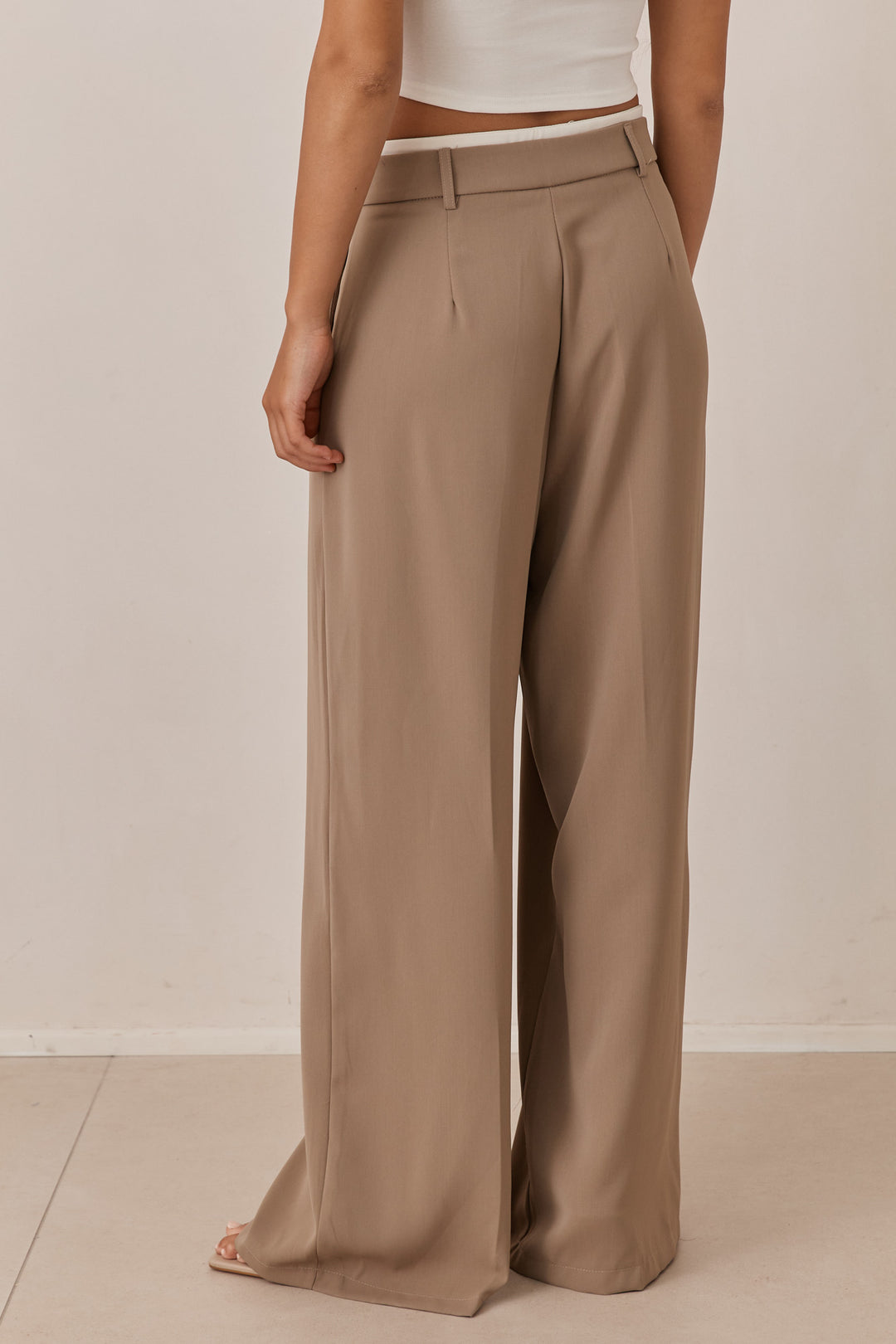 מכנסיים מחויטים אמסטרדם חגורה מובלטת | מוקה