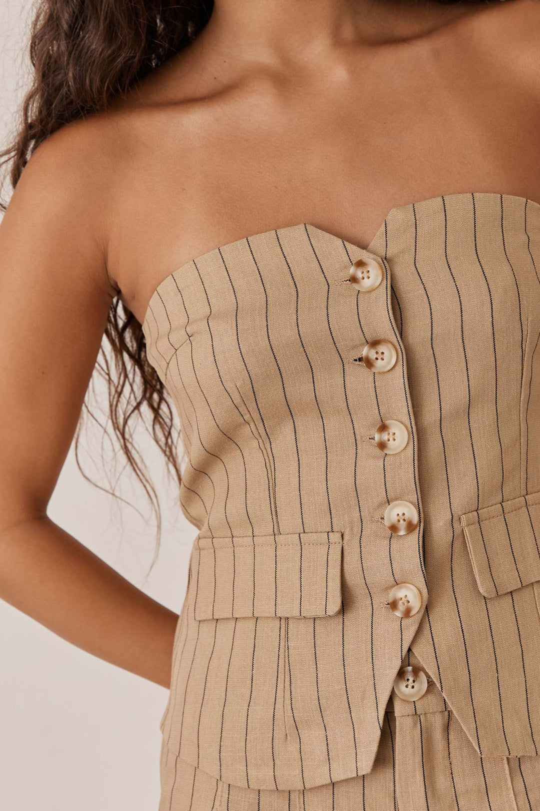 מחוך סטרפלס לוקא בשילוב כפתורים | בז'/שחור