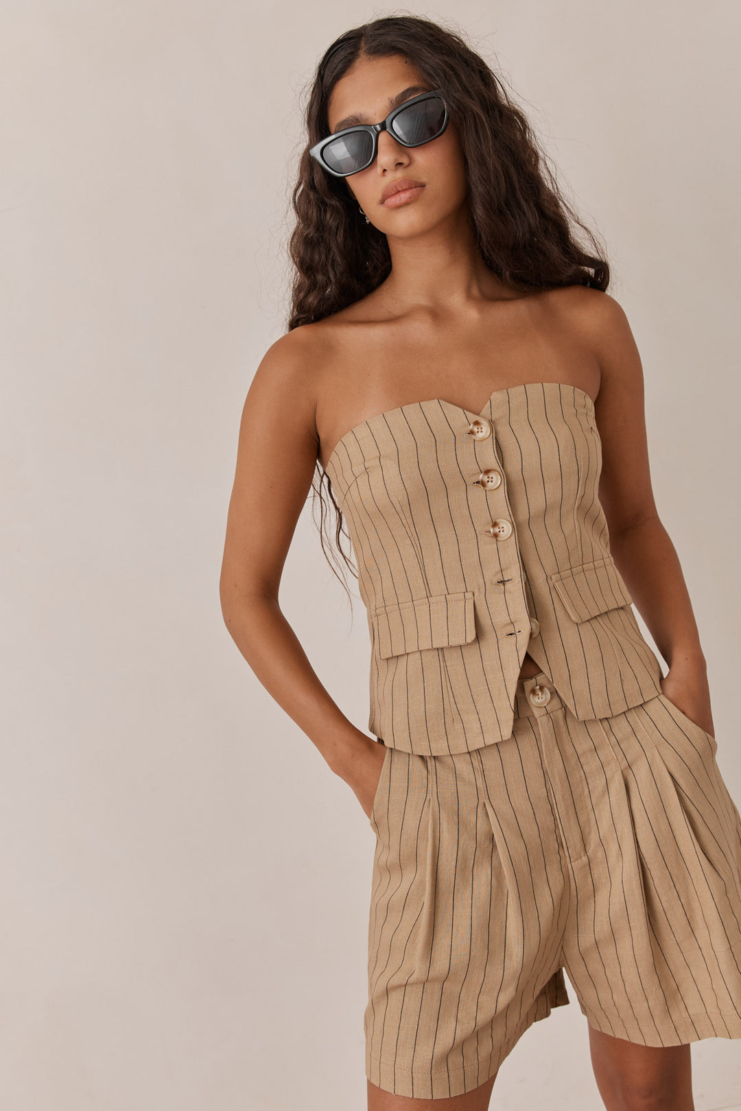 מחוך סטרפלס לוקא בשילוב כפתורים | בז'/שחור