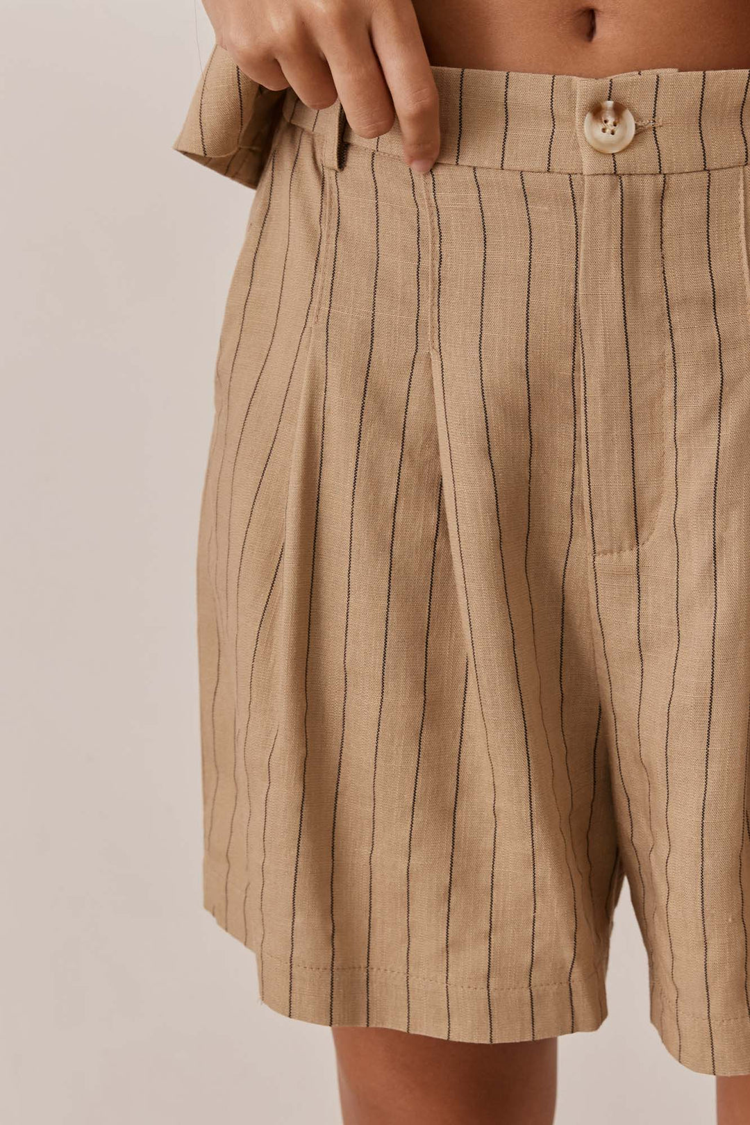 שורט לוקא סטרייפס בשילוב גומי אחורי | בז'/שחור