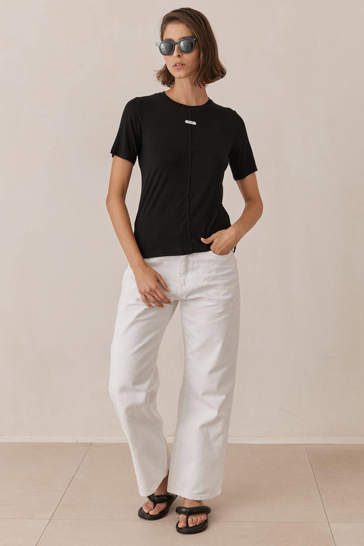 טי שירט אל שקפקפה בשילוב תווית לוגו | שחור