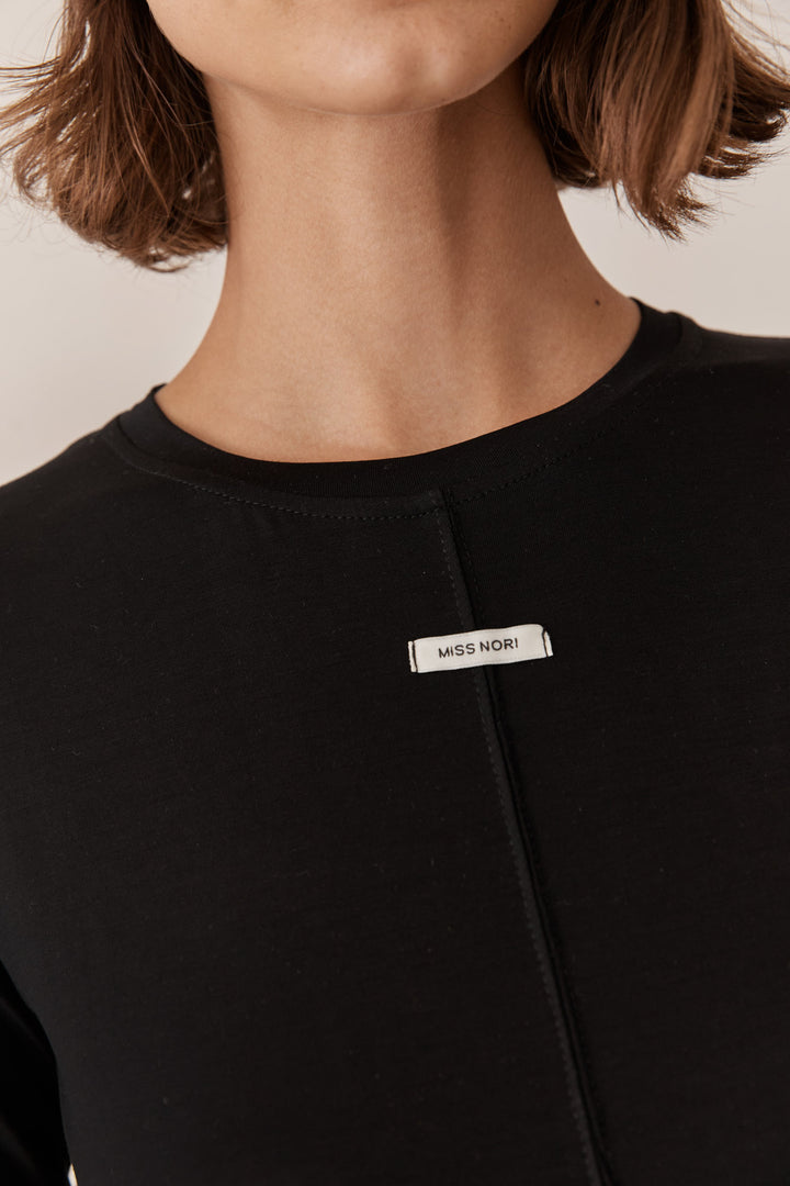 טי שירט אל שקפקפה בשילוב תווית לוגו | שחור