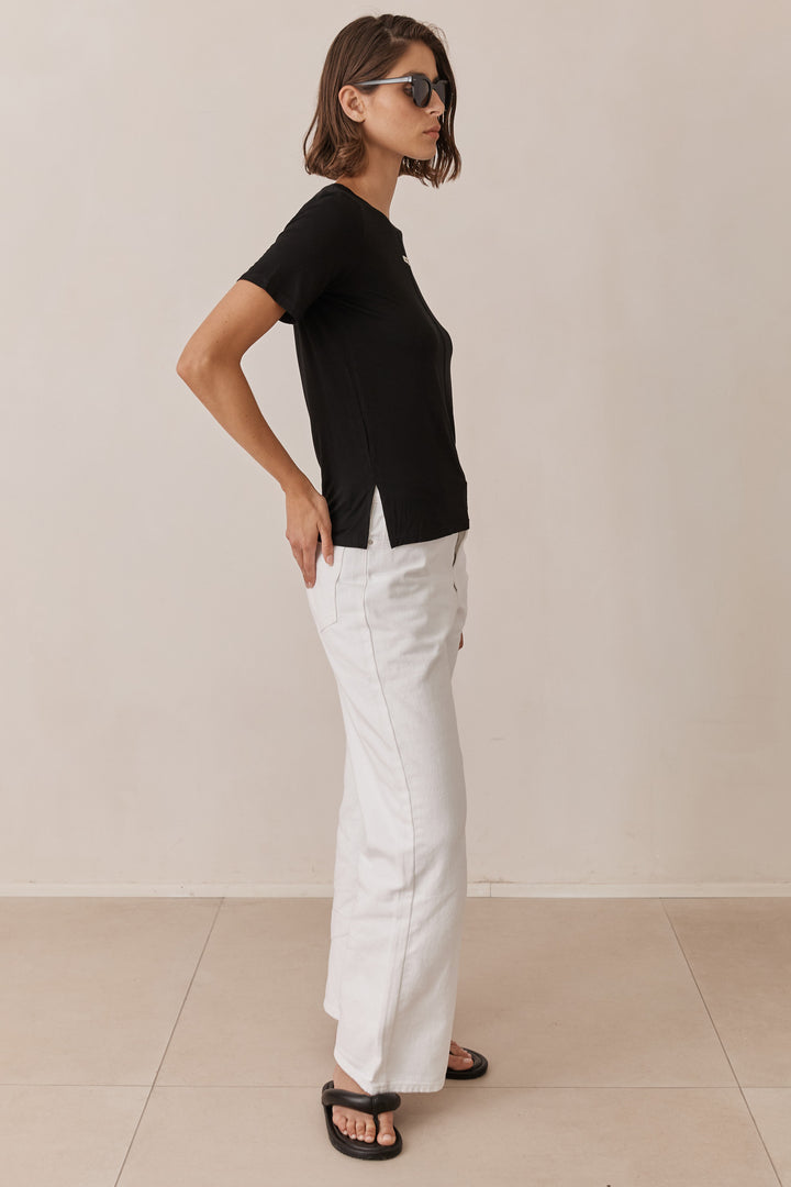 טי שירט אל שקפקפה בשילוב תווית לוגו | שחור