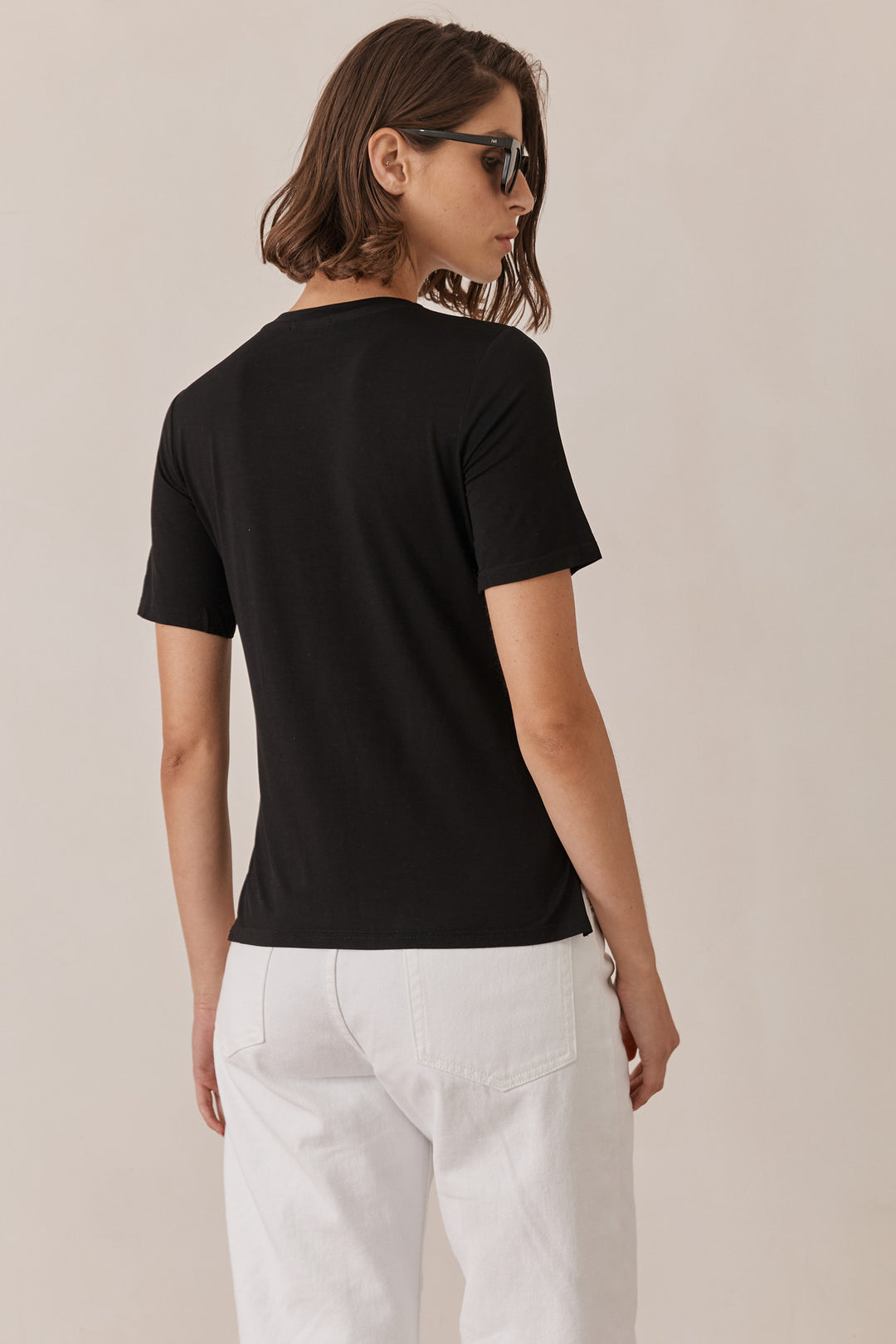 טי שירט אל שקפקפה בשילוב תווית לוגו | שחור