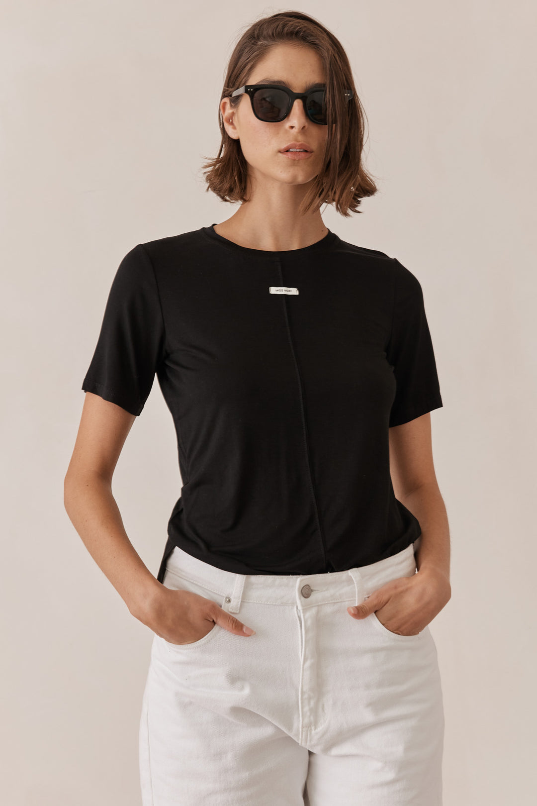 טי שירט אל שקפקפה בשילוב תווית לוגו | שחור