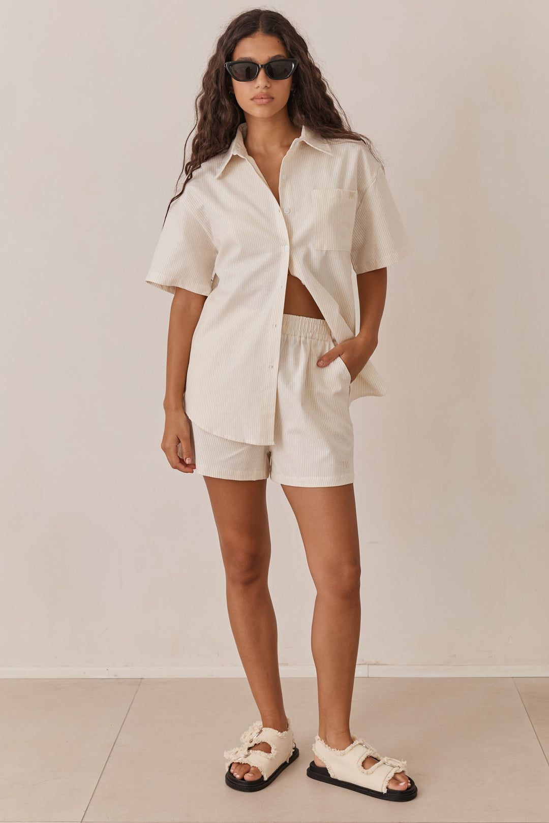 מכנסי אליסה סטרייפס קצרים | צהוב חמאה