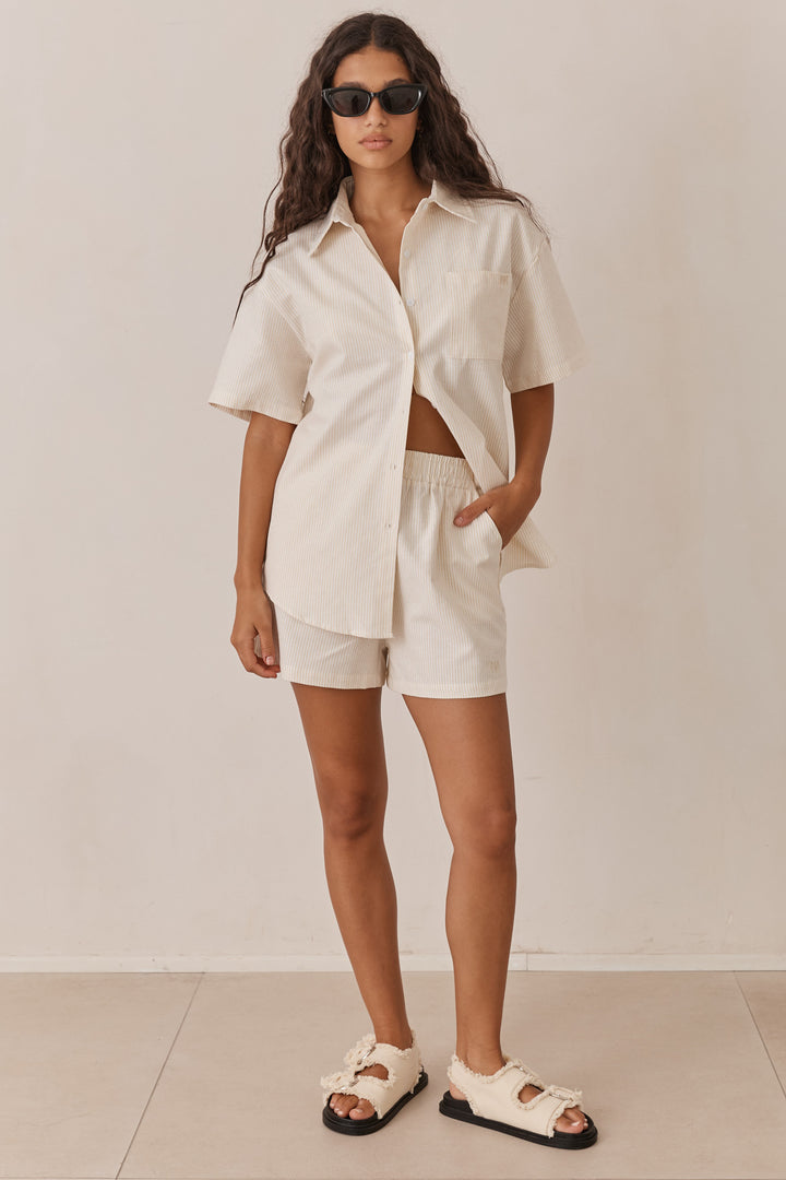 מכנסי אליסה סטרייפס קצרים | צהוב חמאה