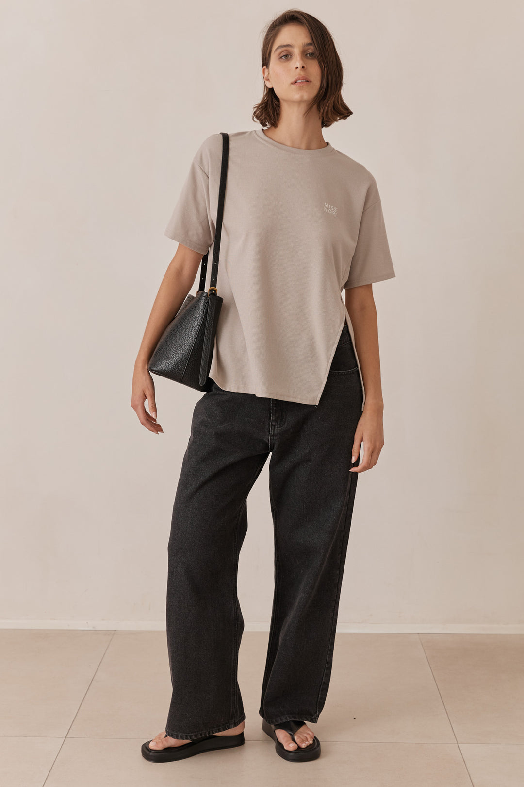 טי שירט יולי טקסטורת וופל בשילוב שסע  | אפור בהיר