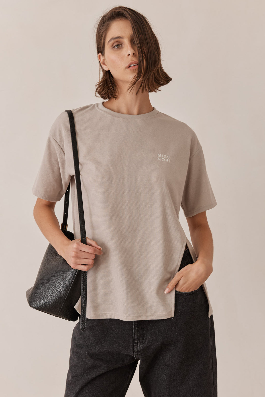 טי שירט יולי טקסטורת וופל בשילוב שסע  | אפור בהיר