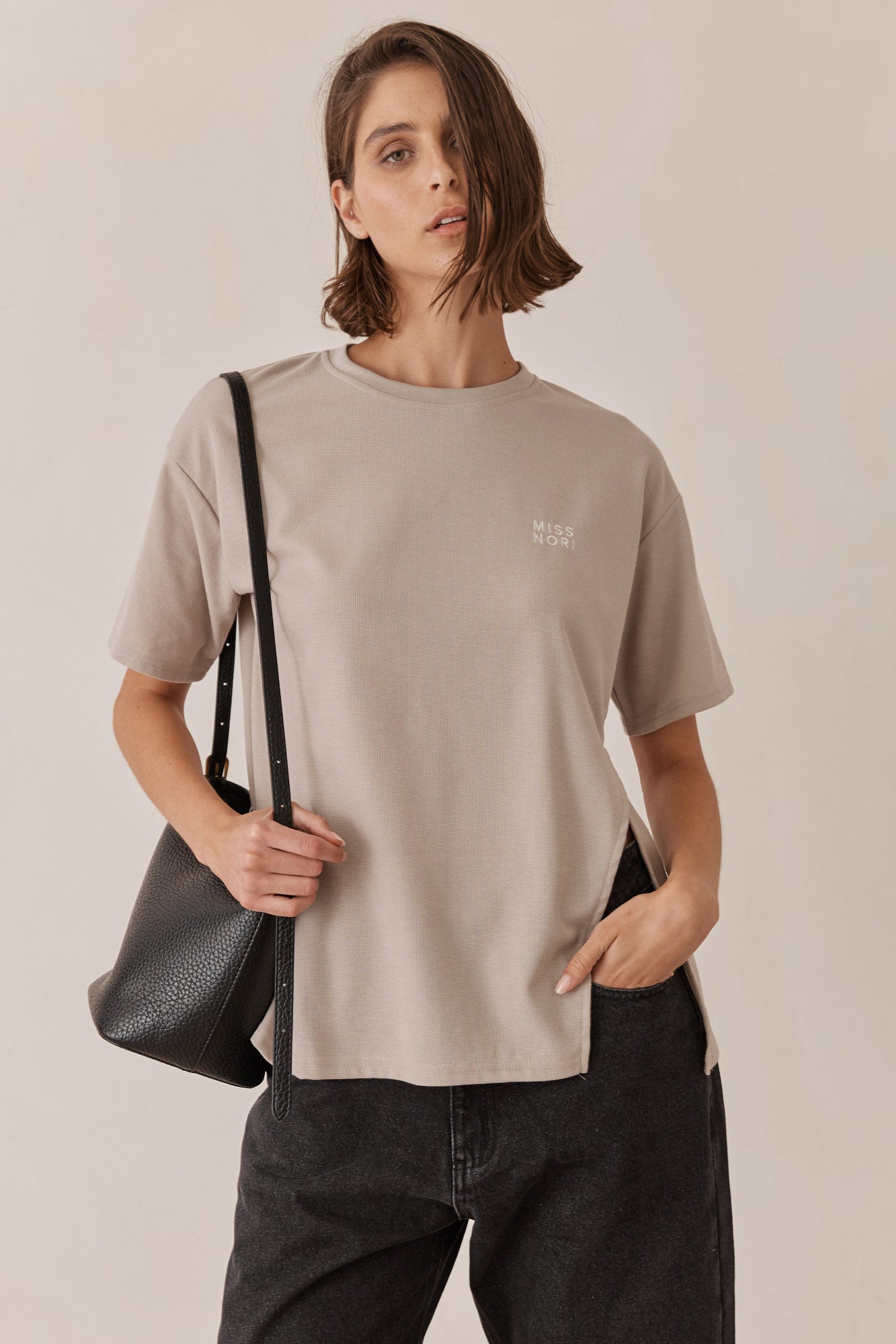 טי שירט יולי טקסטורת וופל בשילוב שסע  | אפור בהיר