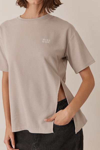 טי שירט יולי טקסטורת וופל בשילוב שסע  | אפור בהיר