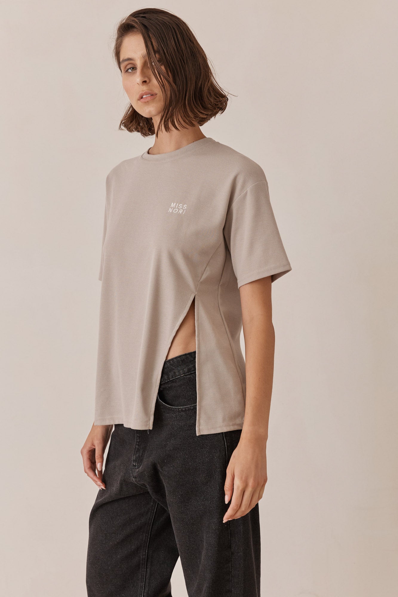 טי שירט יולי טקסטורת וופל בשילוב שסע  | אפור בהיר