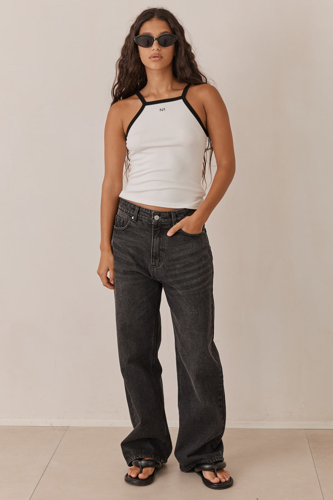 גופיית לוגו אסיה כתפיות מובלטות | לבן/שחור