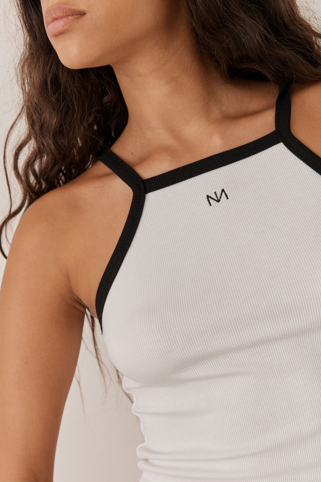 גופיית לוגו אסיה כתפיות מובלטות | לבן/שחור