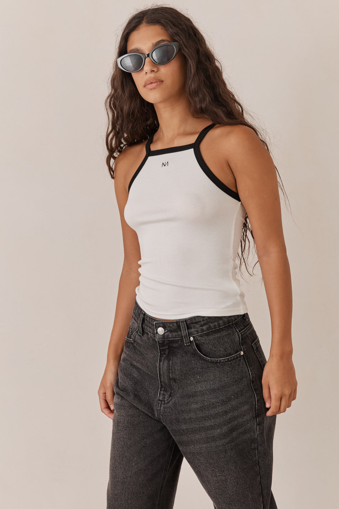 גופיית לוגו אסיה כתפיות מובלטות | לבן/שחור