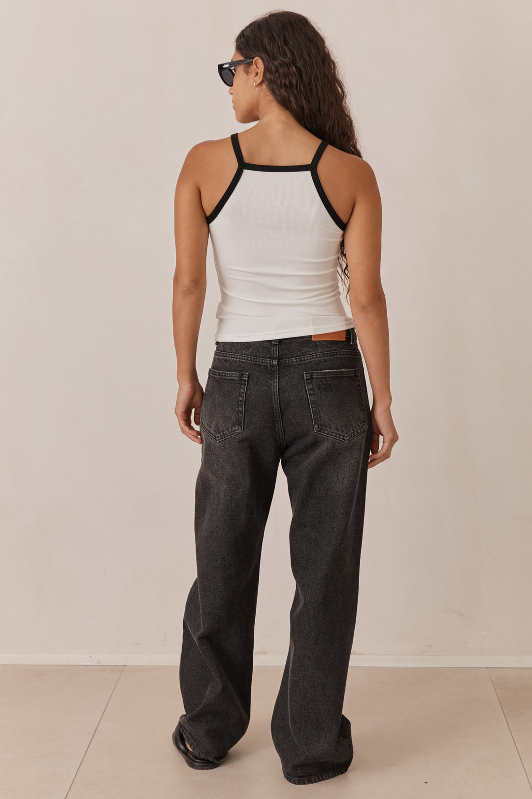 גופיית לוגו אסיה כתפיות מובלטות | לבן/שחור