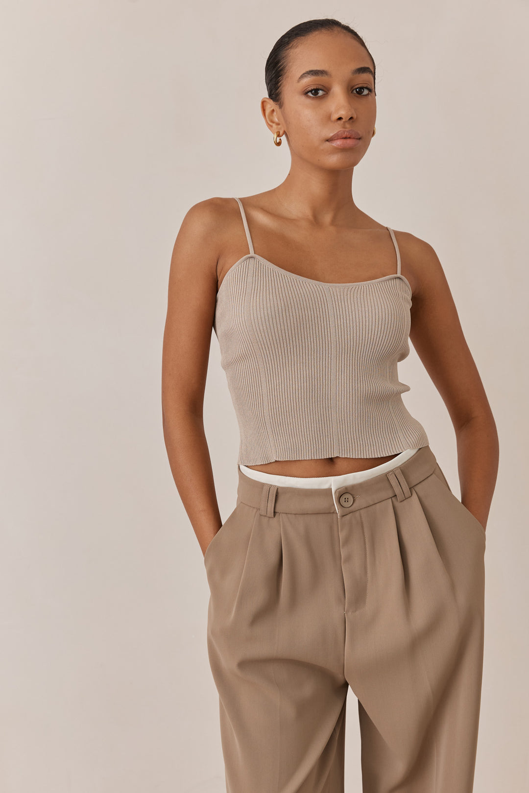 גופיית ריב קייסי כתפיות דקות | חום