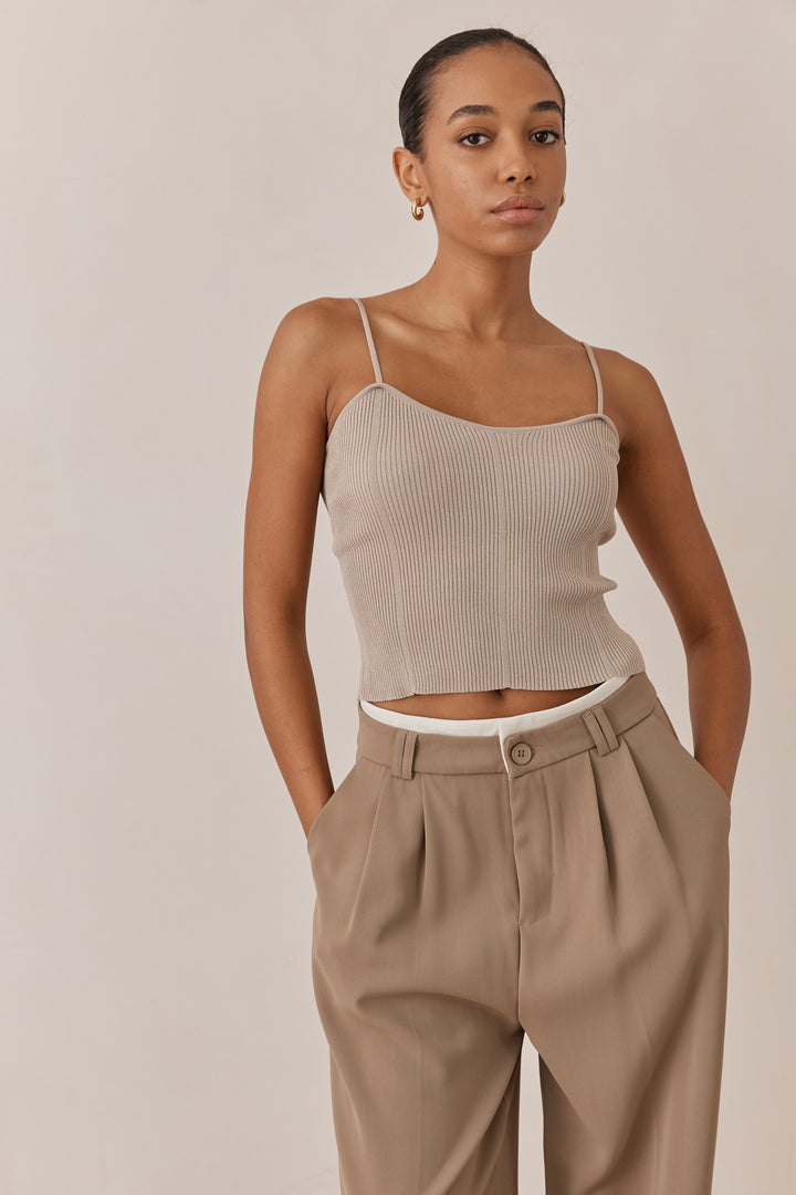 גופיית ריב קייסי כתפיות דקות | חום