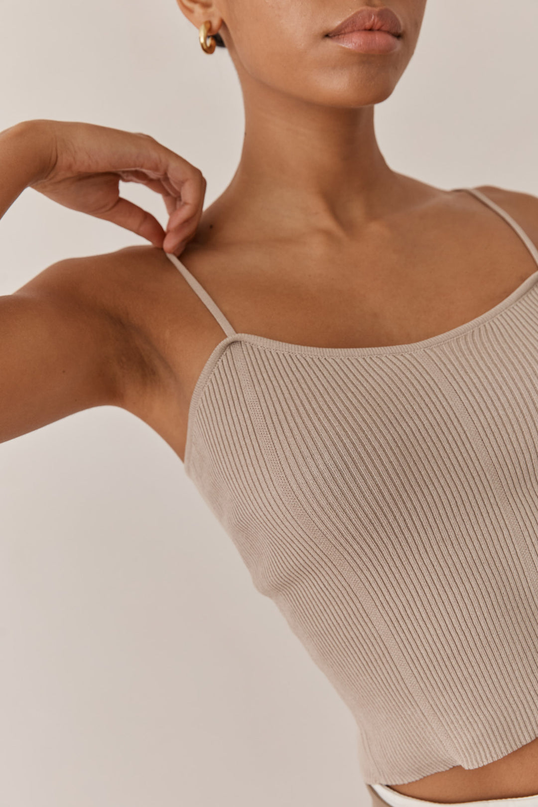 גופיית ריב קייסי כתפיות דקות | חום