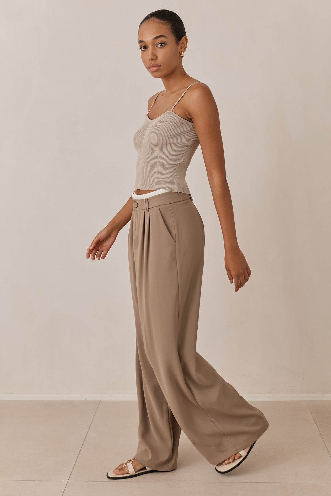 גופיית ריב קייסי כתפיות דקות | חום