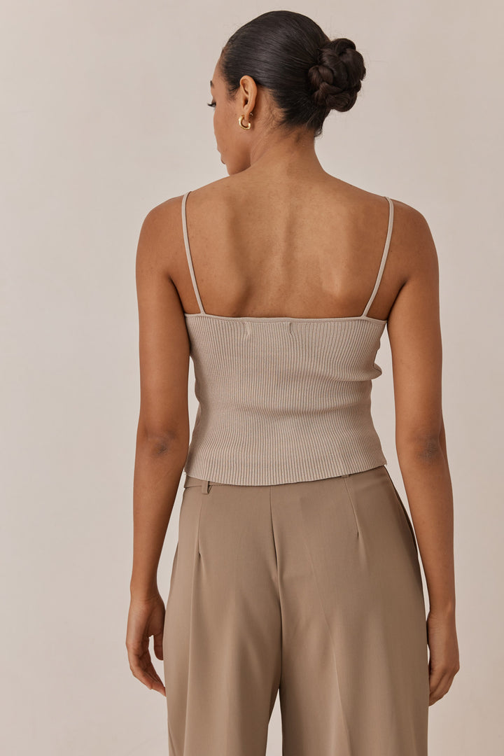 גופיית ריב קייסי כתפיות דקות | חום