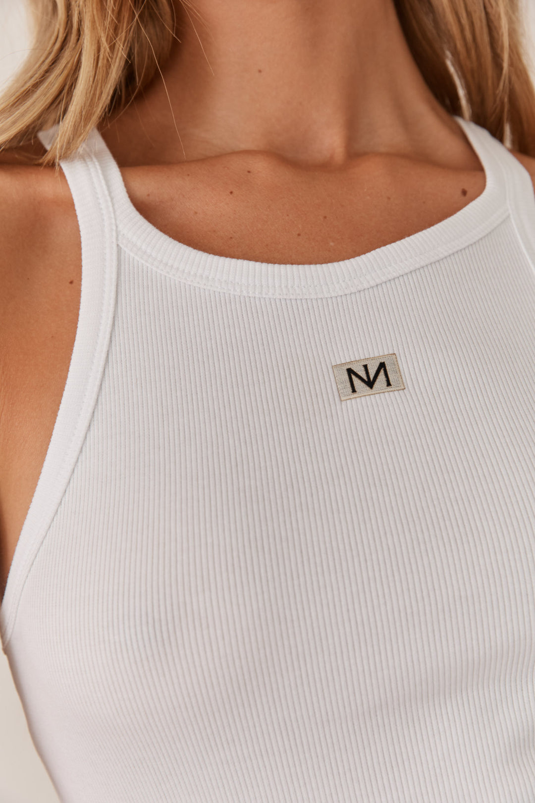 גופיית ריב ניס בשילוב פאץ' | לבן