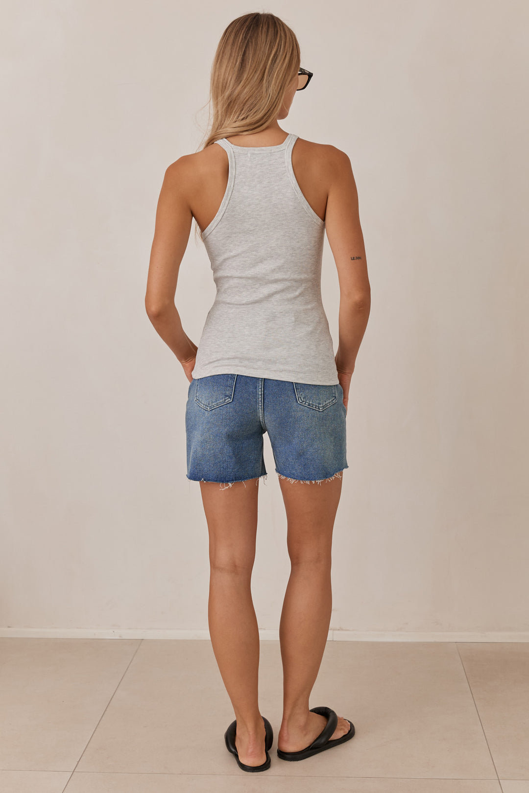 גופיית ריב ניס בשילוב פאץ' | אפור