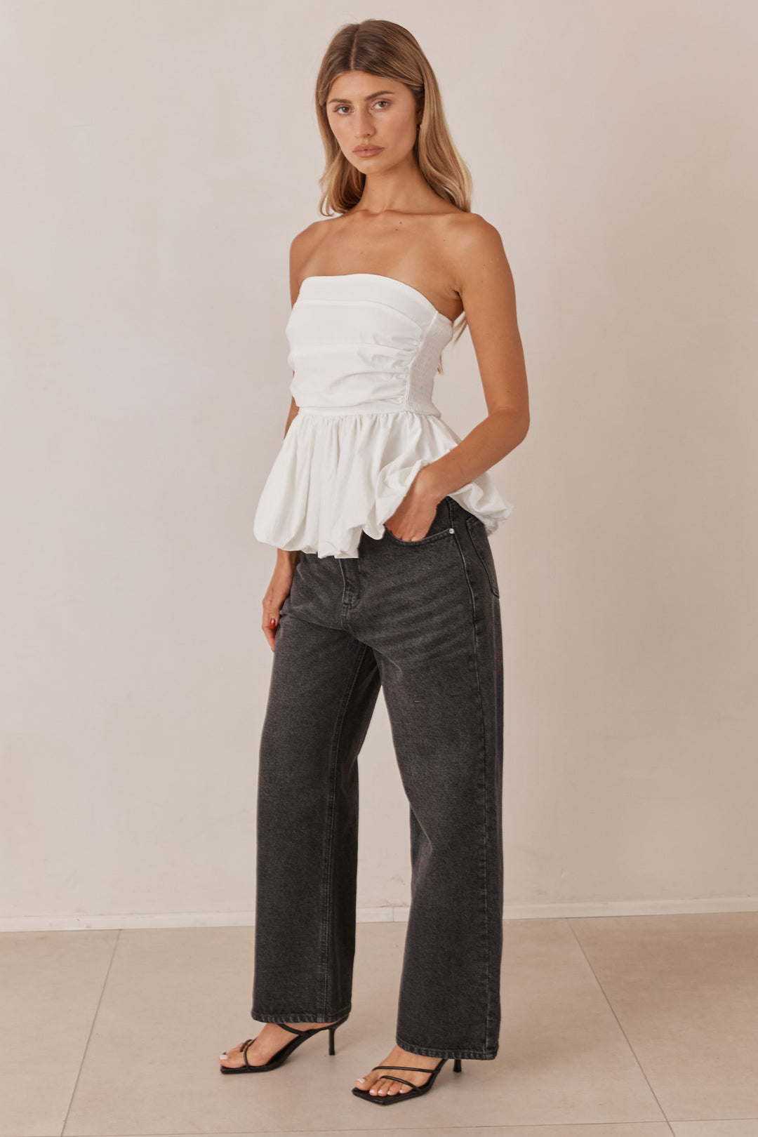 סטרפלס טריה בשילוב פפלום | לבן