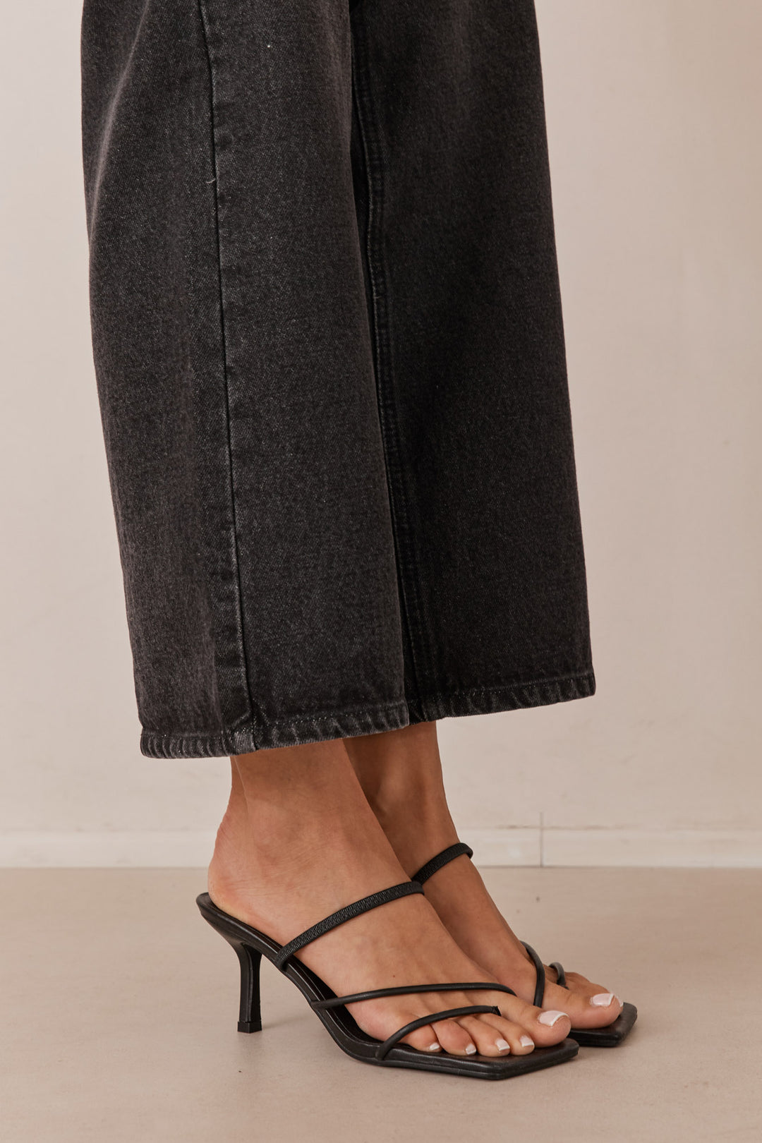 נעלי עקב ג'יזל רצועות דקות | שחור